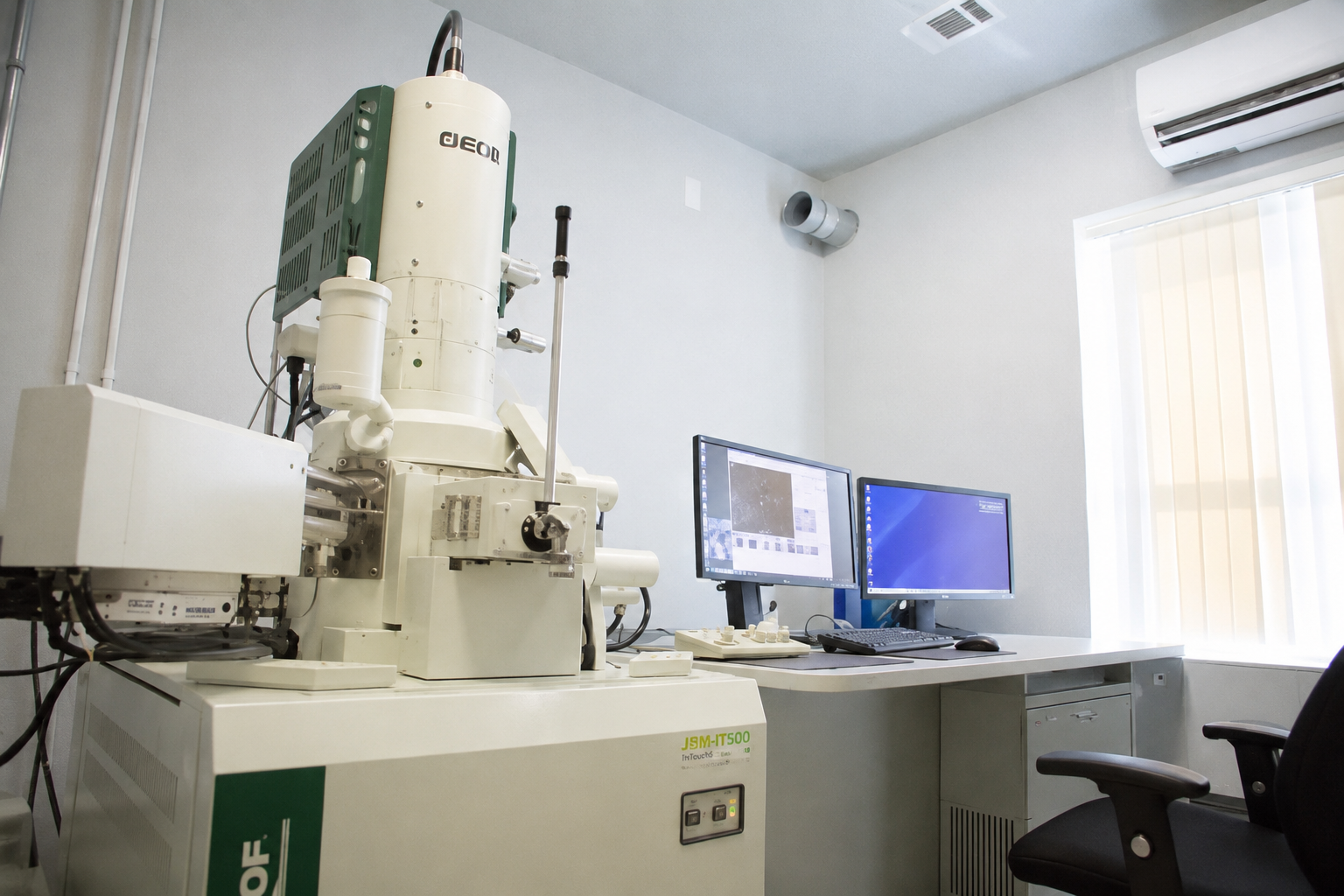 JEOL scanning electron microscope in the BDS laboratory